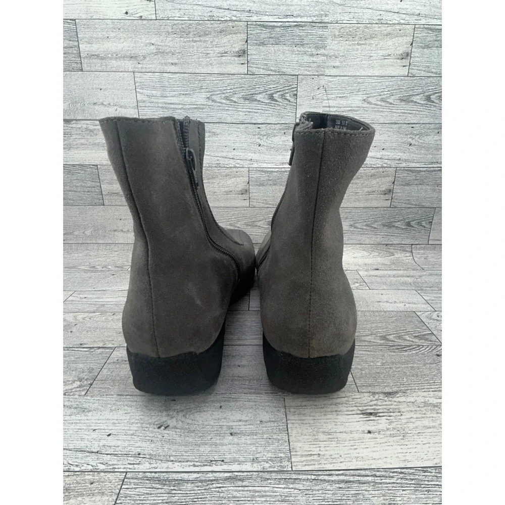 Clarks Women's Gray Suede Ankle Boots Side Zip Wedge‎ Heel Size 9.5W